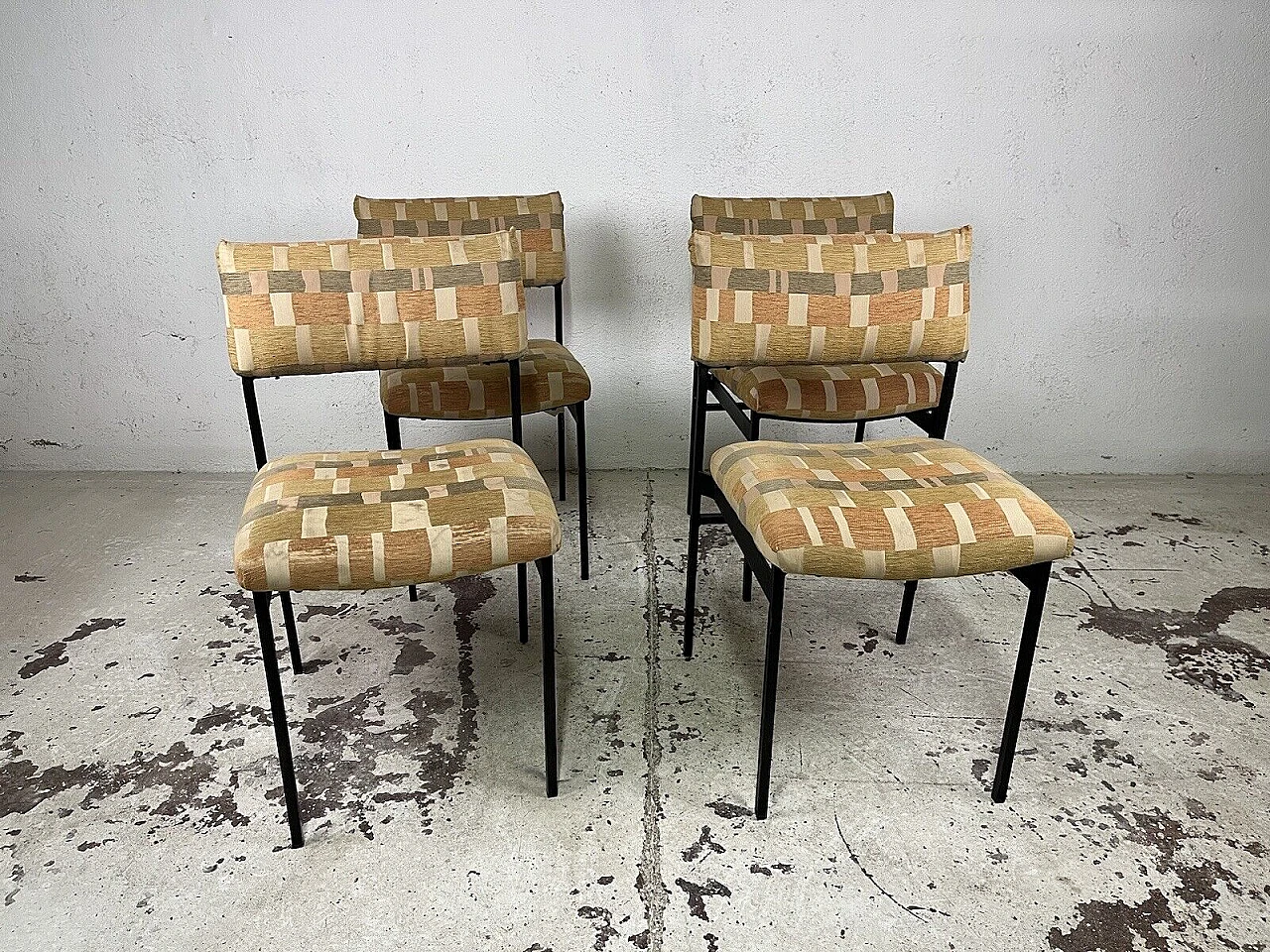 4 Chairs in black metal and checkered fabric, 1960s 3