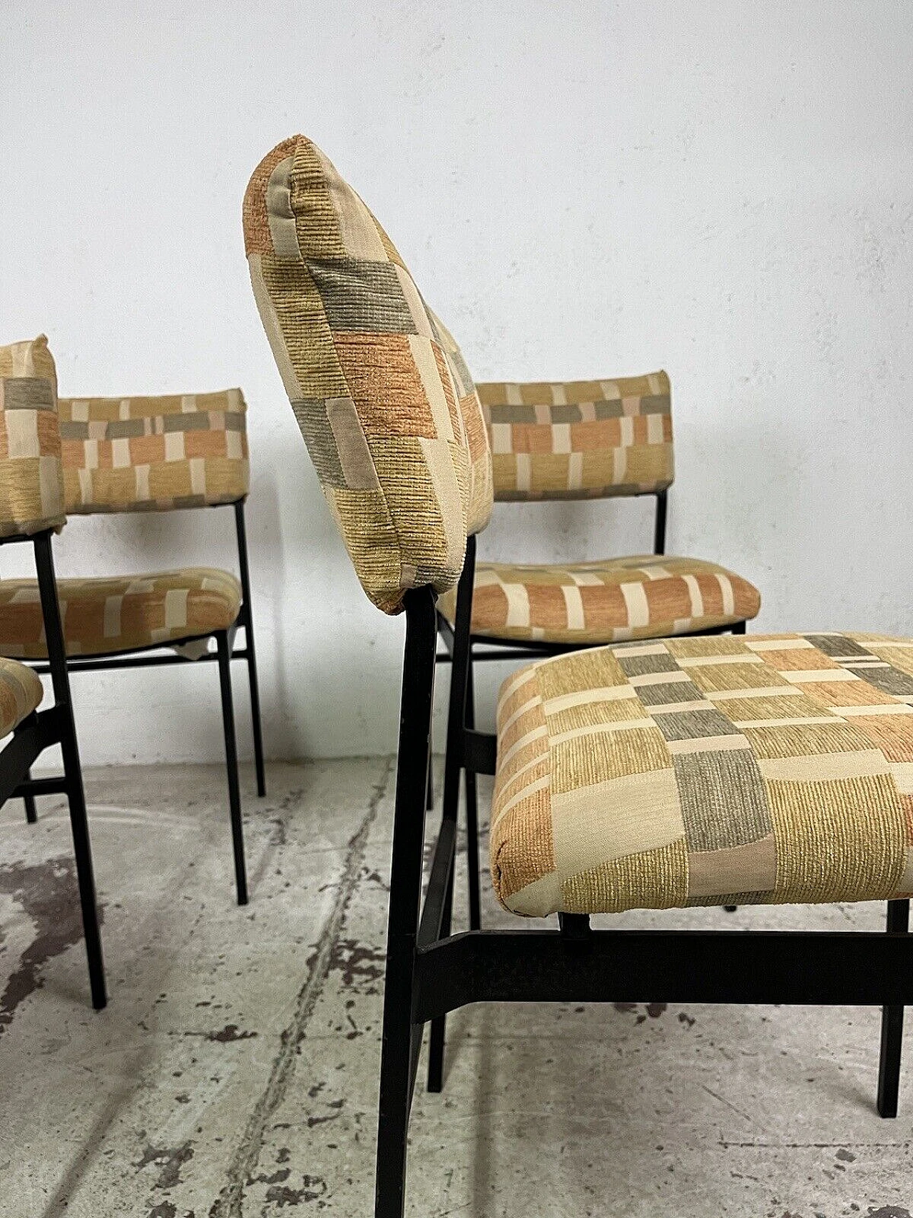 4 Chairs in black metal and checkered fabric, 1960s 10