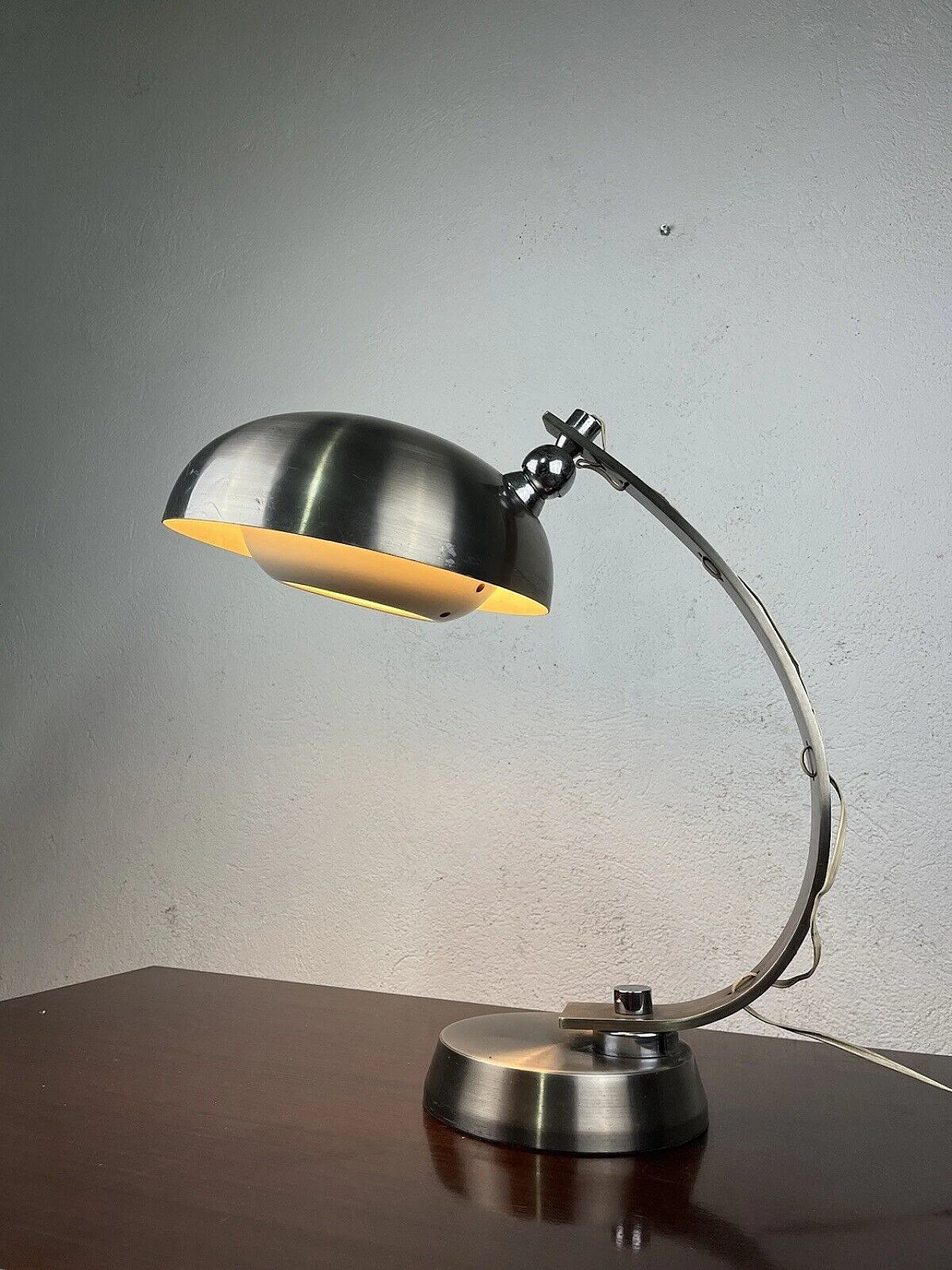 Lampada da tavolo in alluminio satinato, anni '60 4