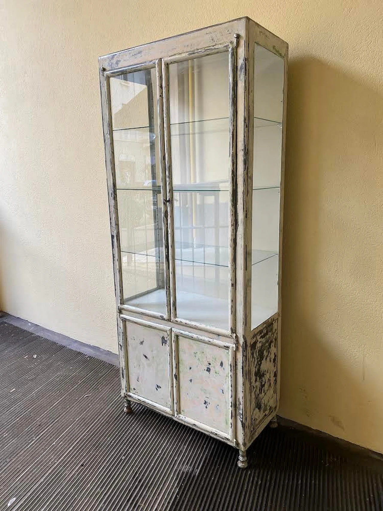 Metal medical display cabinet, 1950s 2