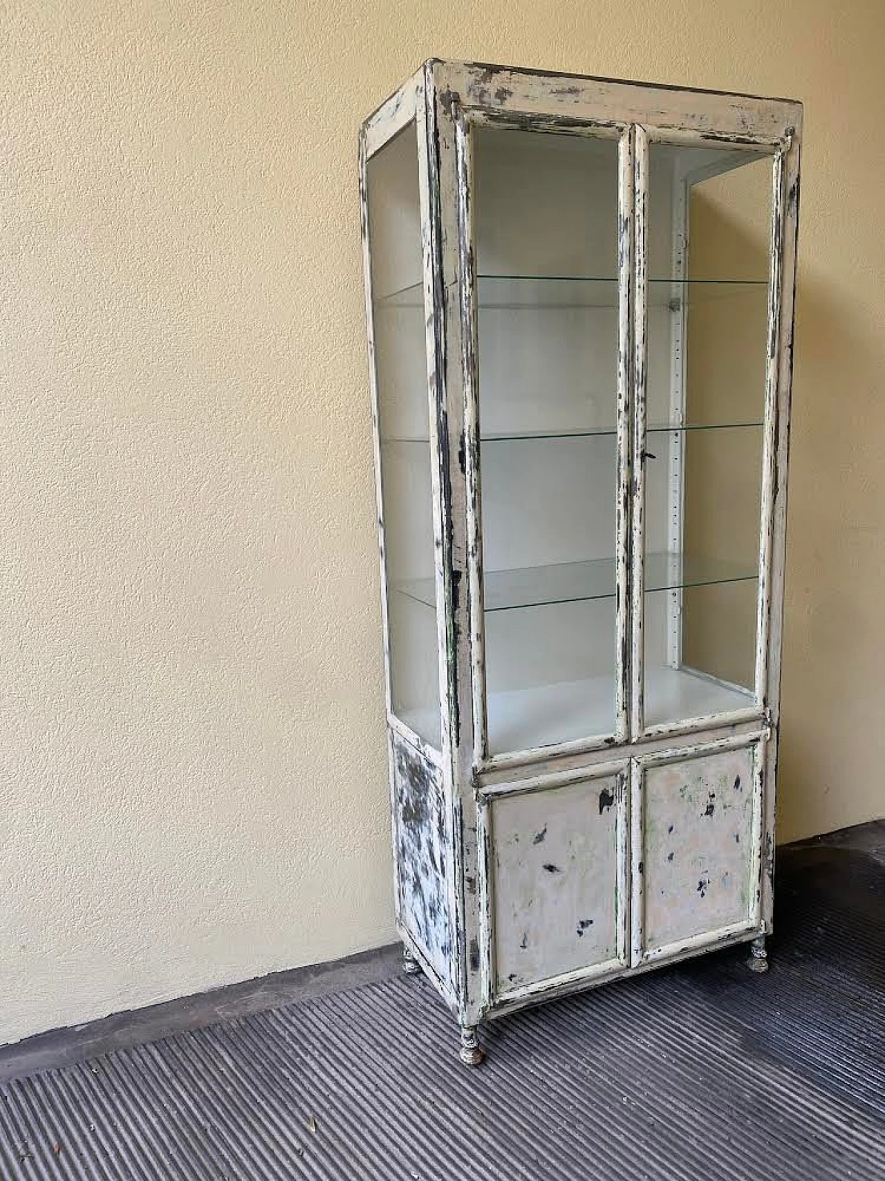 Metal medical display cabinet, 1950s 3