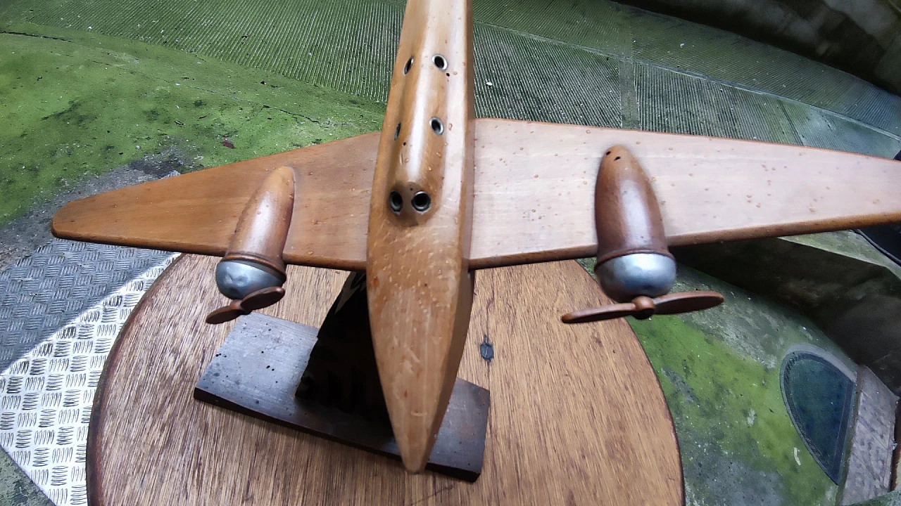 Scultura Art Déco di aereo in legno, anni '40 2