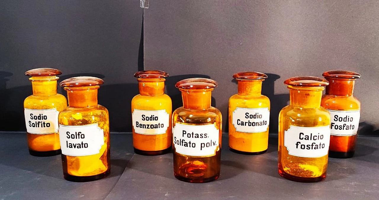 7 Pharmacy bottles  with lid in amber glass, 1950s 2