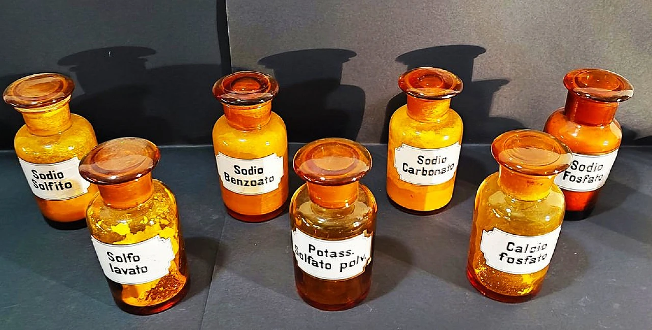 7 Pharmacy bottles  with lid in amber glass, 1950s 3