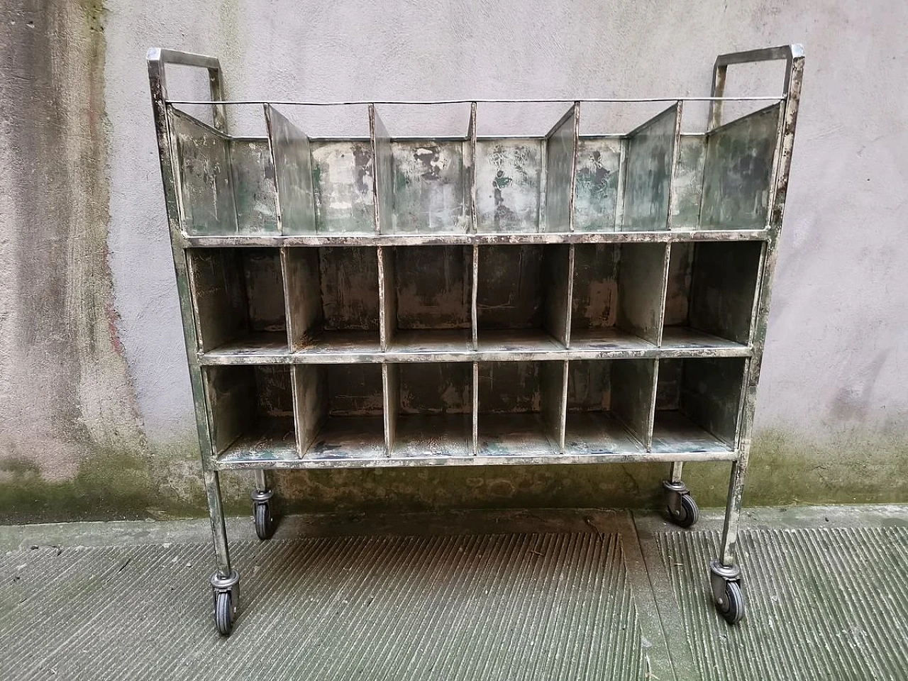 Carrello industriale in metallo con ripiani, anni '50 1