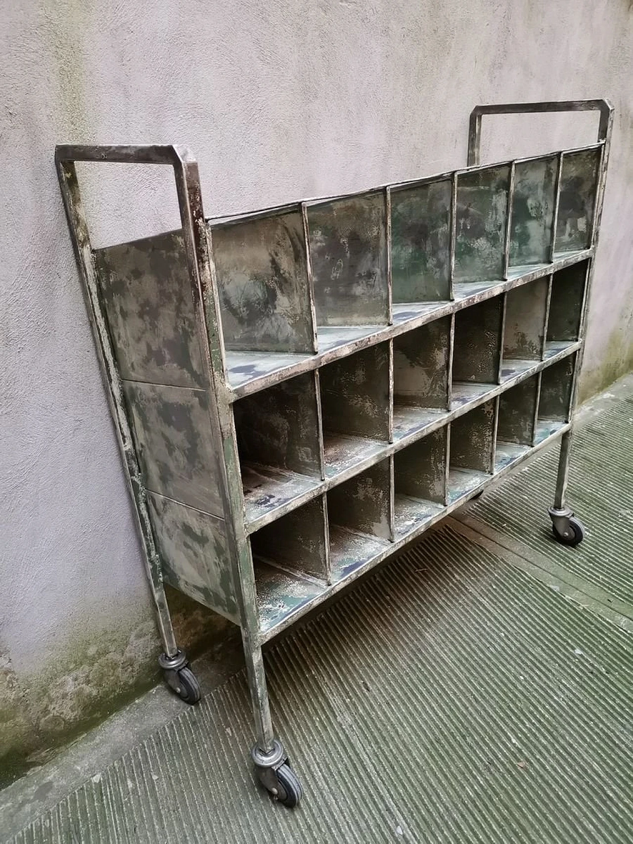 Carrello industriale in metallo con ripiani, anni '50 2