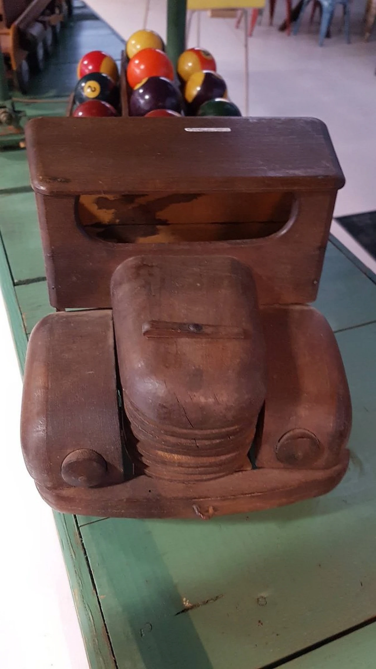 Camion giocattolo in legno con palle da biliardo di Dejou, anni '40 2