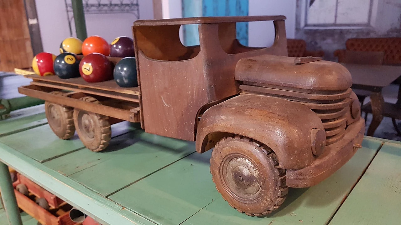 Camion giocattolo in legno con palle da biliardo di Dejou, anni '40 3