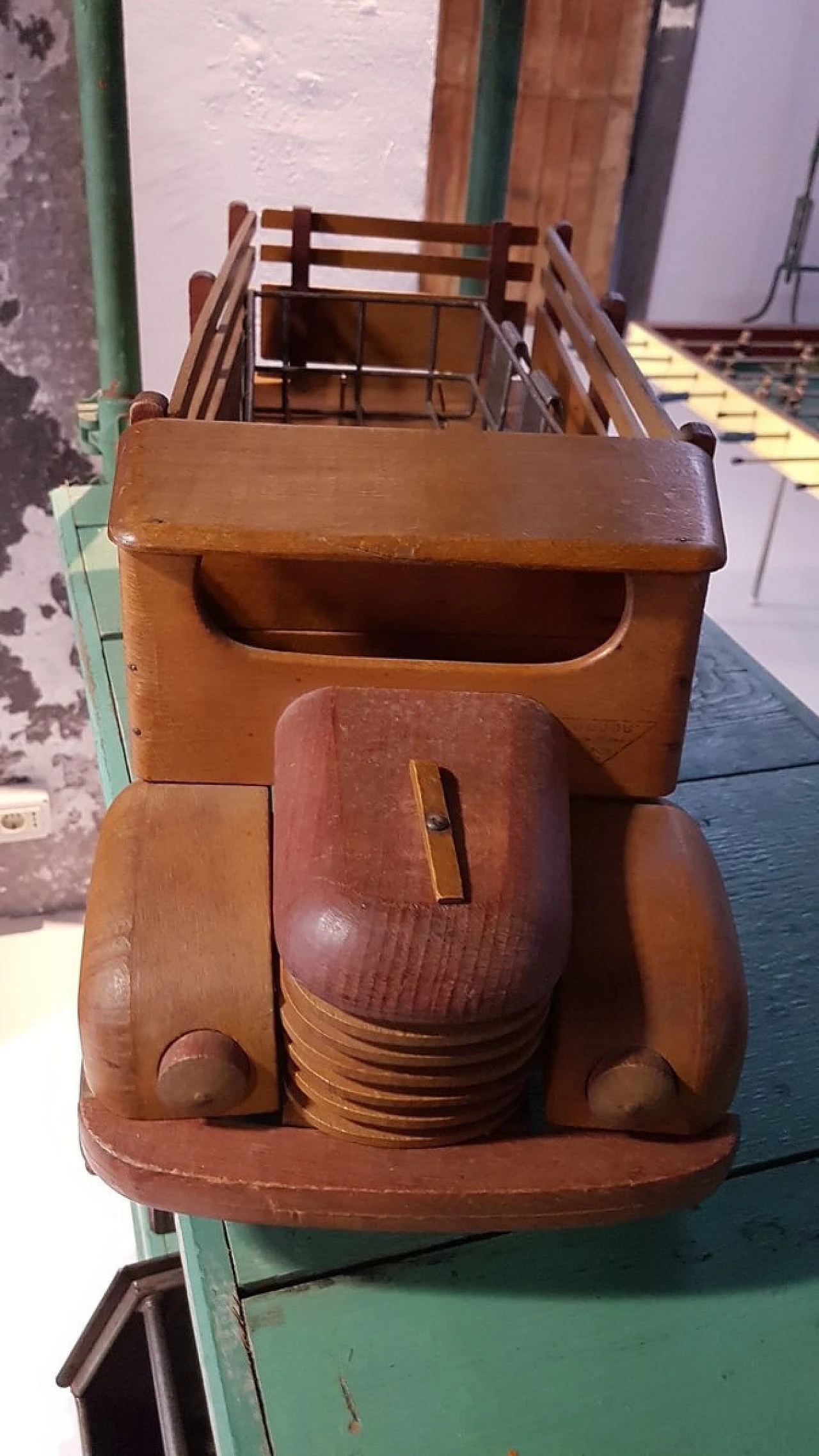 Camion giocattolo in legno con palle da biliardo di Dejou, anni '40 4