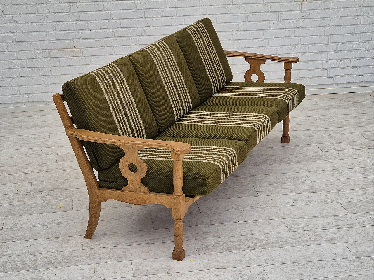 Danish three-seater sofa in wool and oak, 1970s 8