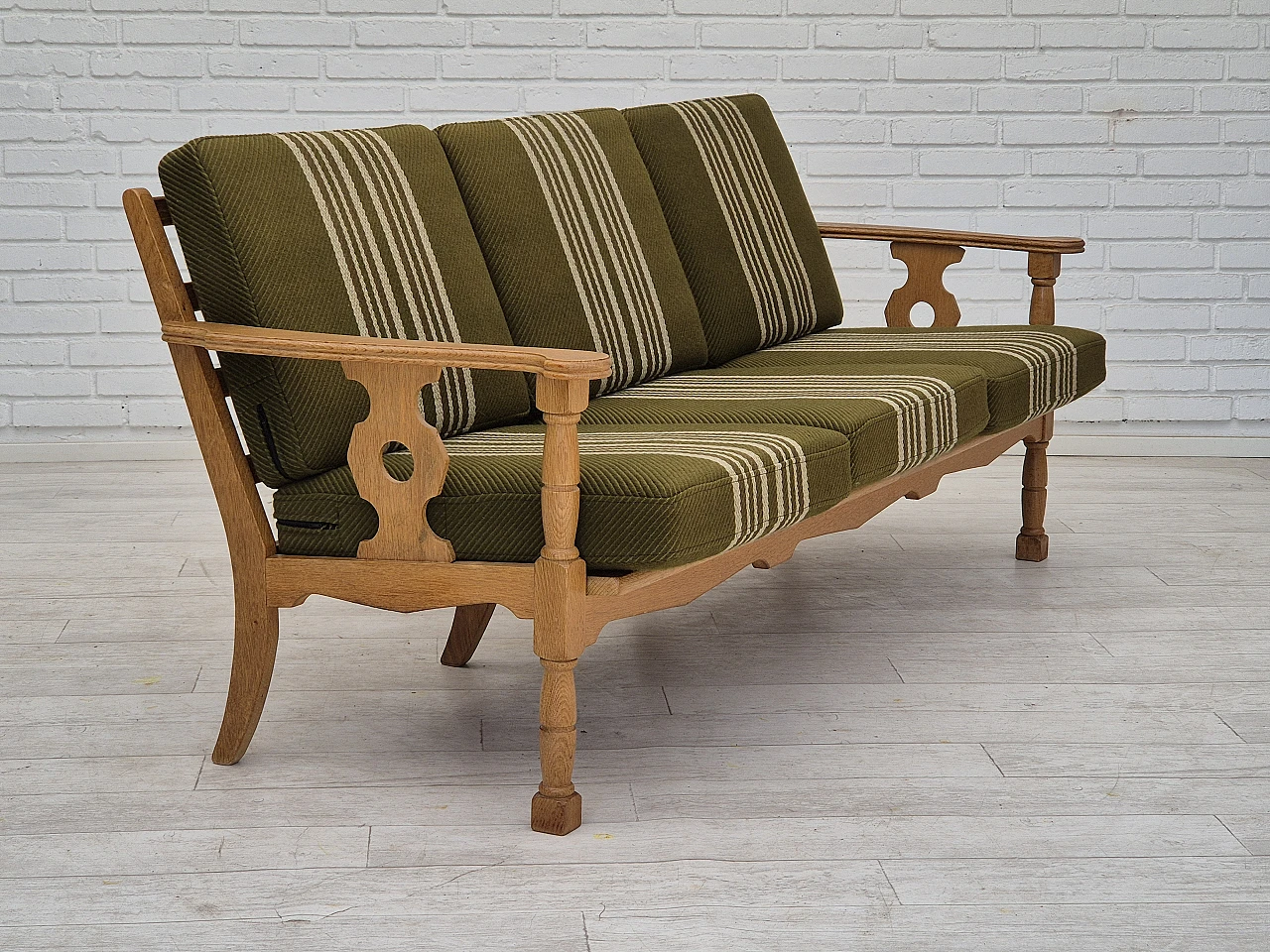 Danish three-seater sofa in wool and oak, 1970s 9