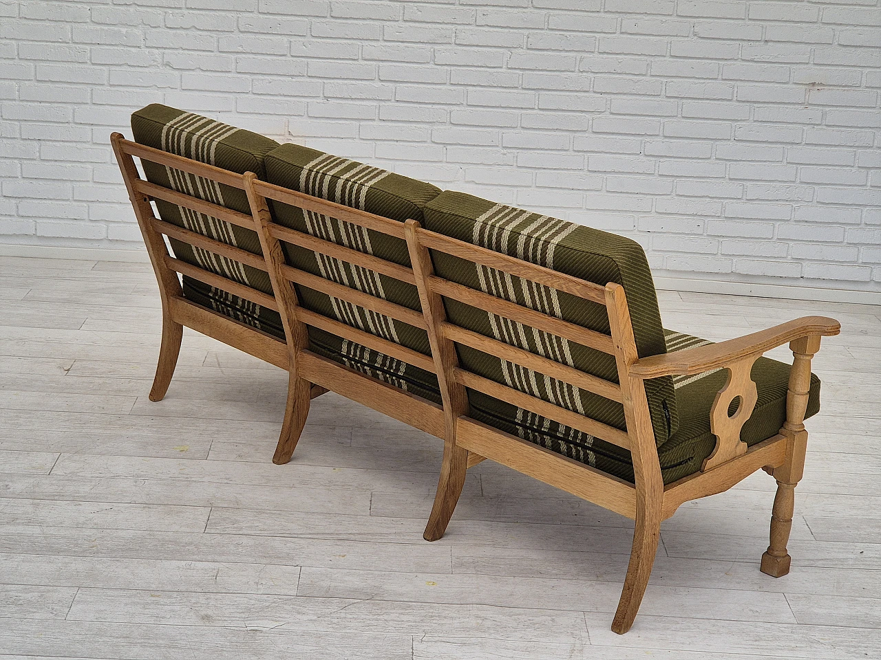 Danish three-seater sofa in wool and oak, 1970s 16