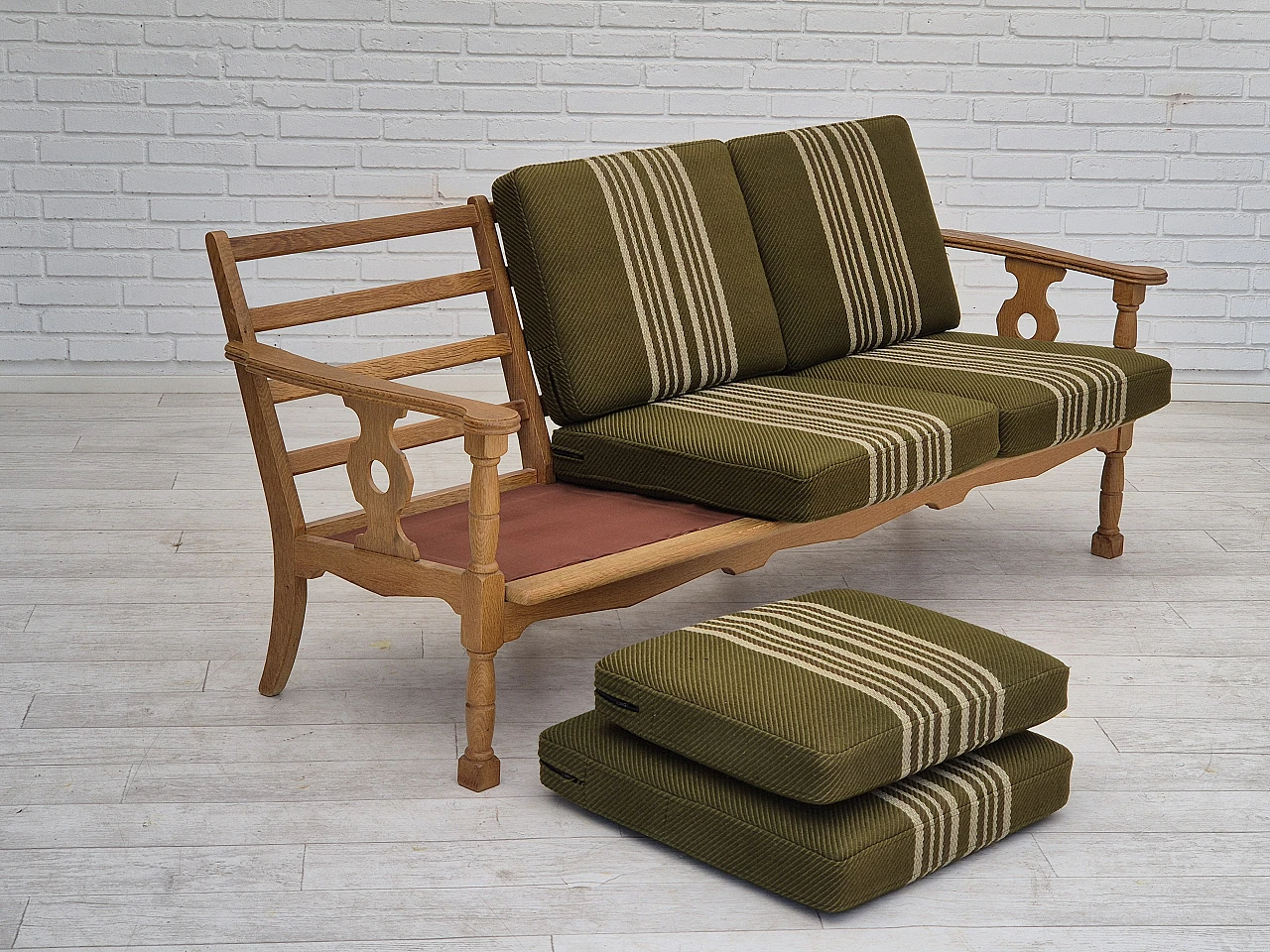 Danish three-seater sofa in wool and oak, 1970s 18