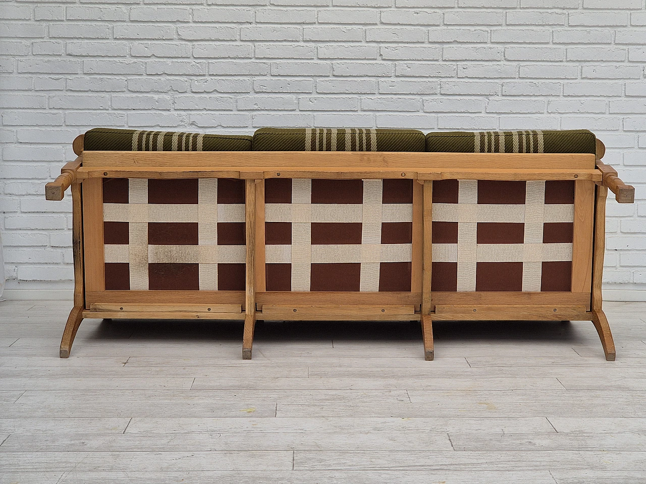 Danish three-seater sofa in wool and oak, 1970s 19