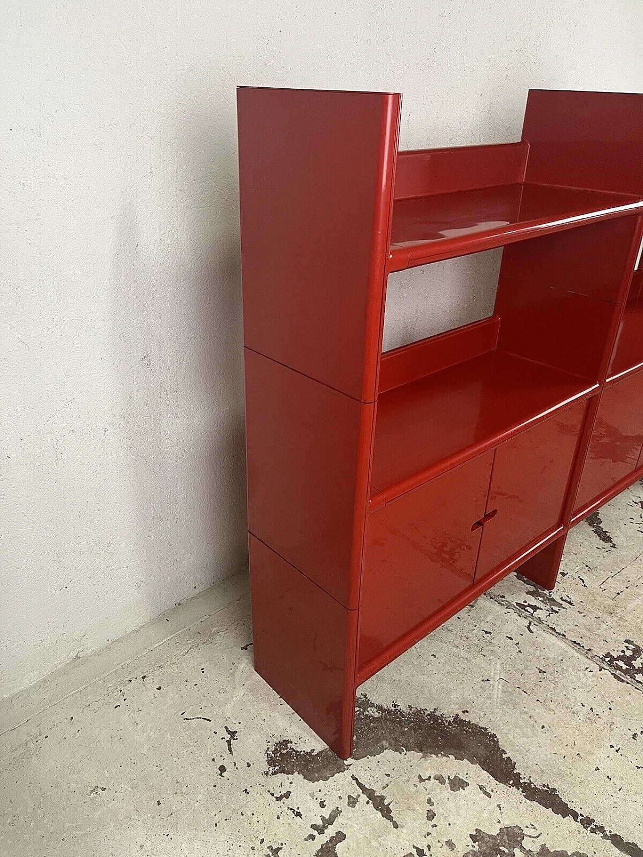 Red plastic four-shelf bookcase, 1960s 5