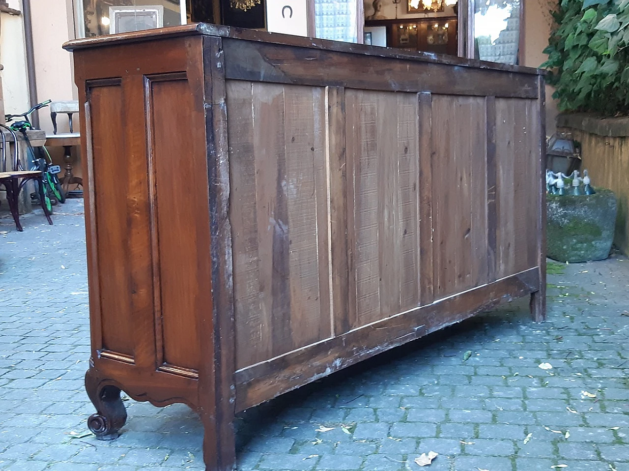 Walnut three-door sideboard, late 18th century 3