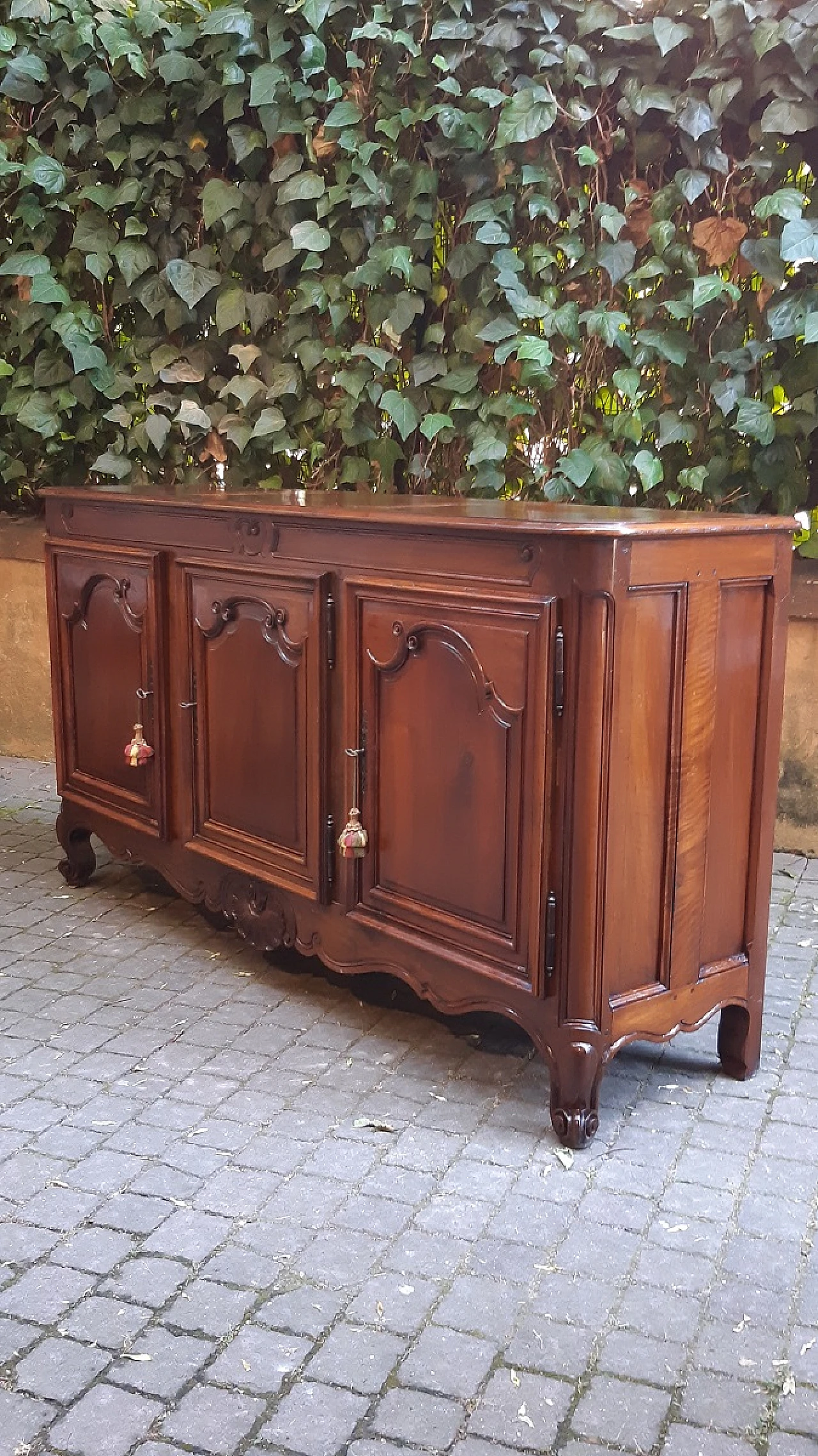 Walnut three-door sideboard, late 18th century 4