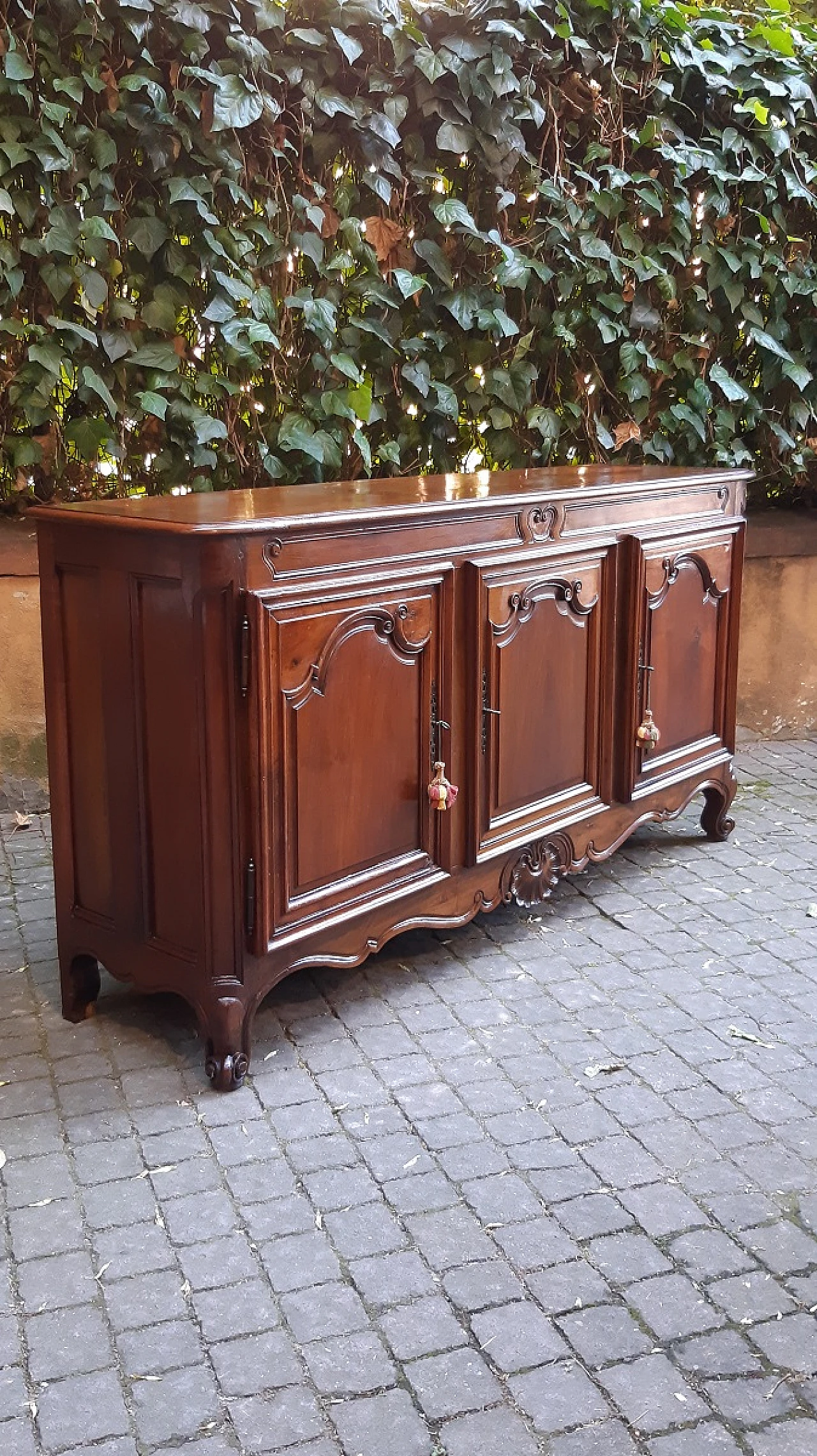 Walnut three-door sideboard, late 18th century 5