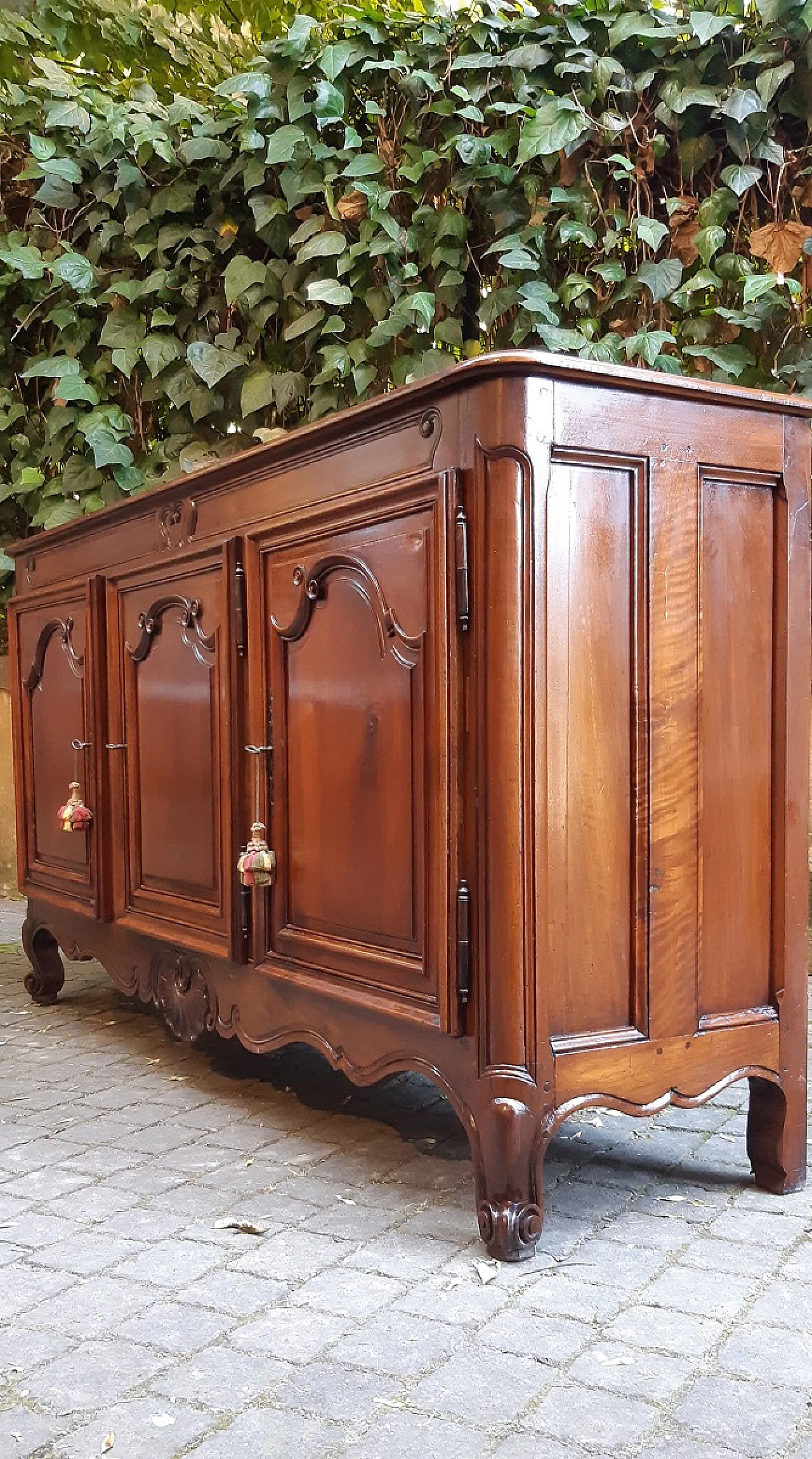 Walnut three-door sideboard, late 18th century 8