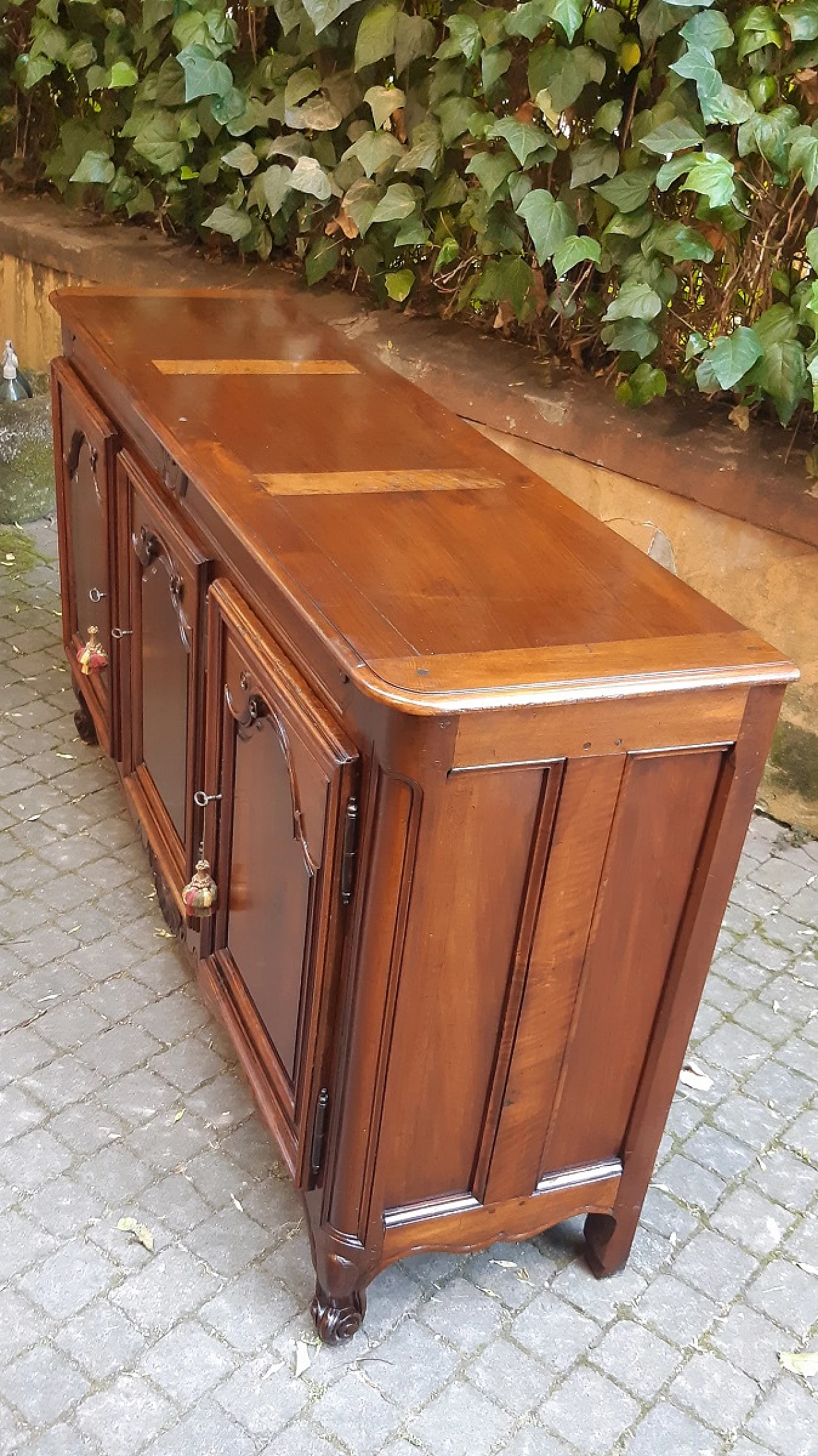 Walnut three-door sideboard, late 18th century 9