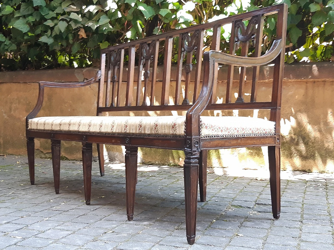 Louis XVI walnut canapé sofa, 18th century 3