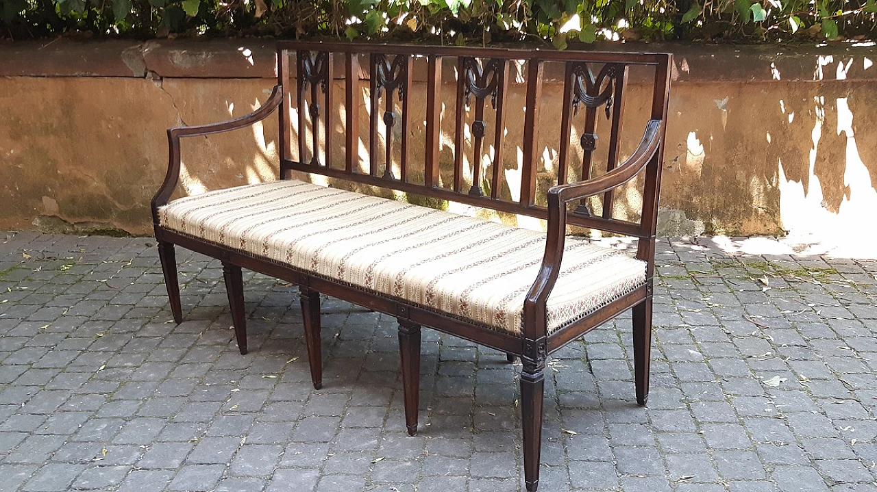 Louis XVI walnut canapé sofa, 18th century 5