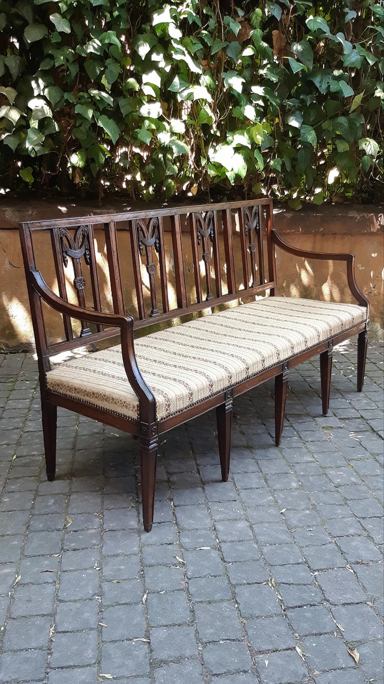 Louis XVI walnut canapé sofa, 18th century 6