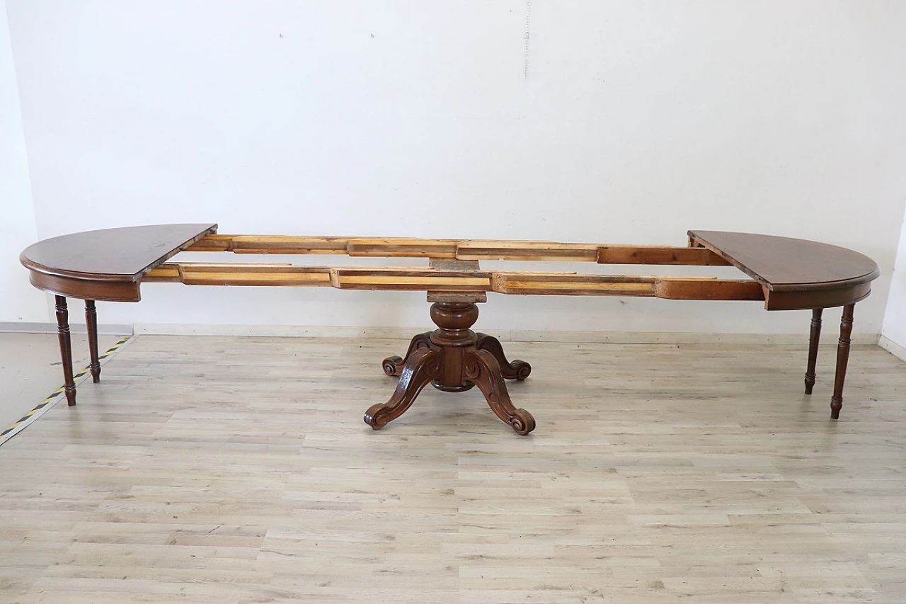 Walnut extensible oval dining table, 19th century 2