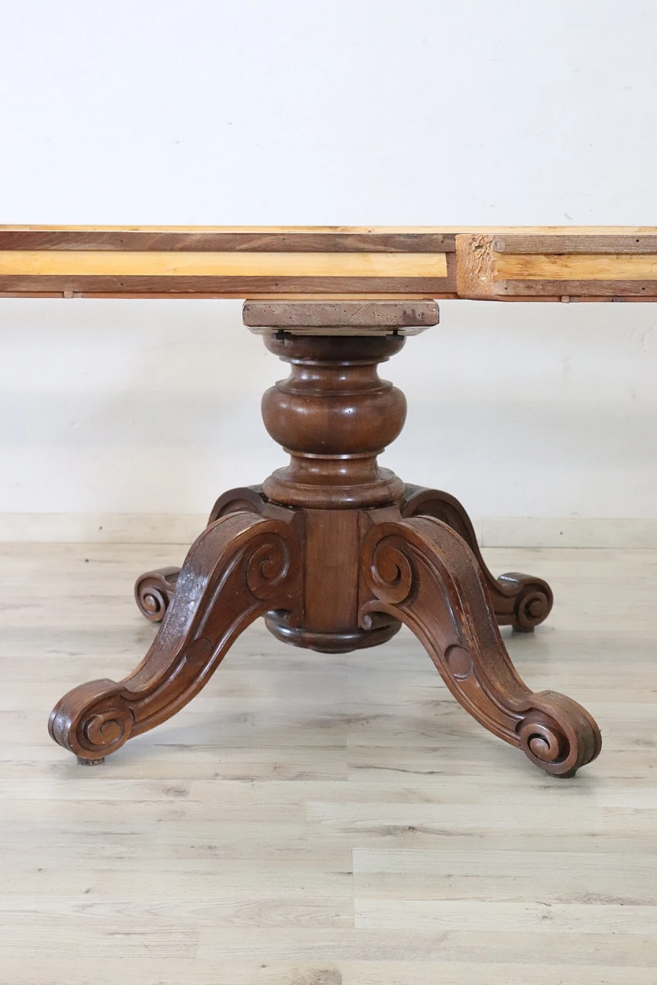 Walnut extensible oval dining table, 19th century 4