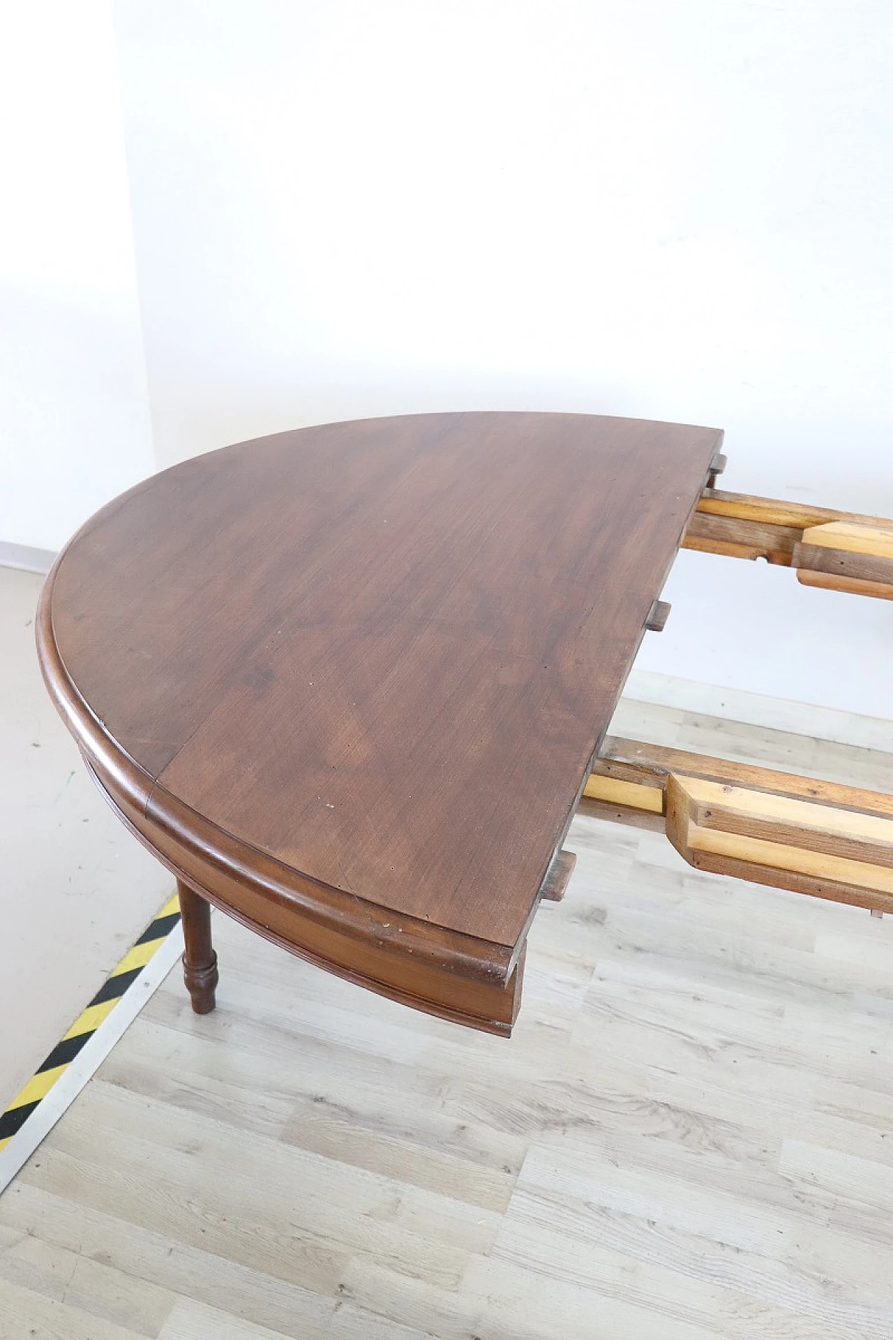 Walnut extensible oval dining table, 19th century 8