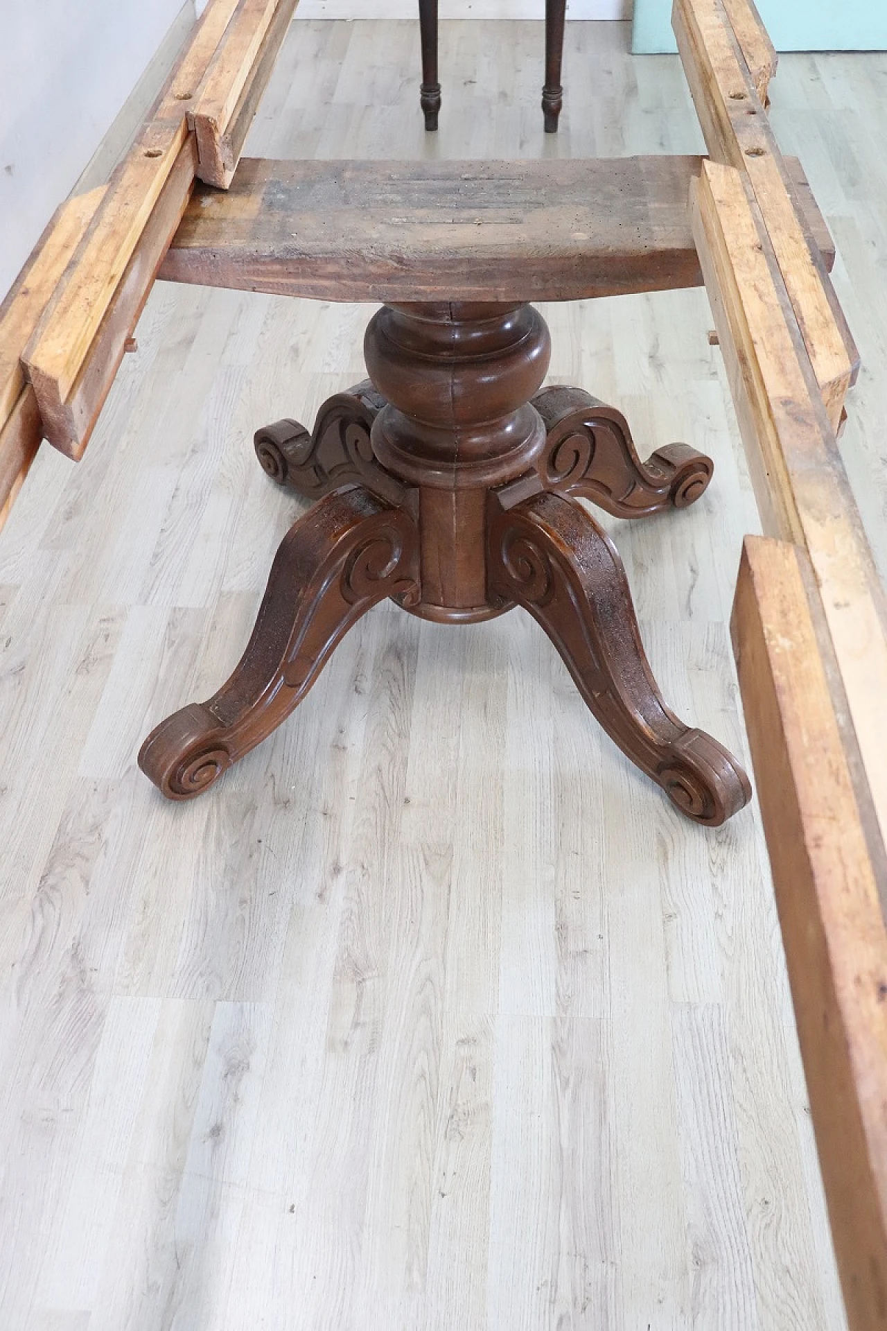 Walnut extensible oval dining table, 19th century 9