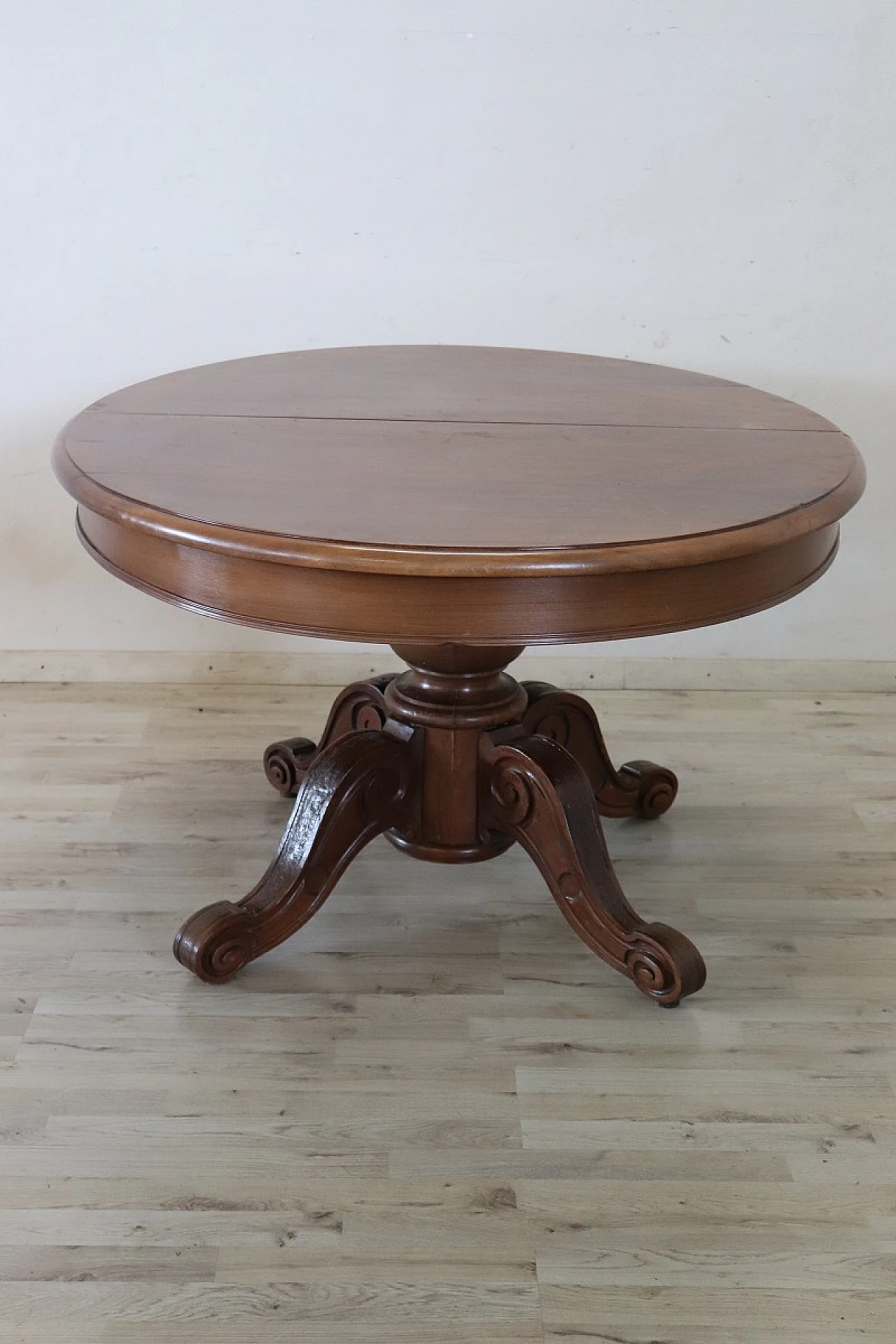 Walnut extensible oval dining table, 19th century 13