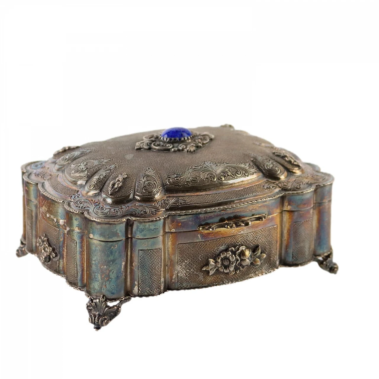 Engraved silver casket with plant motifs and blue stone 1