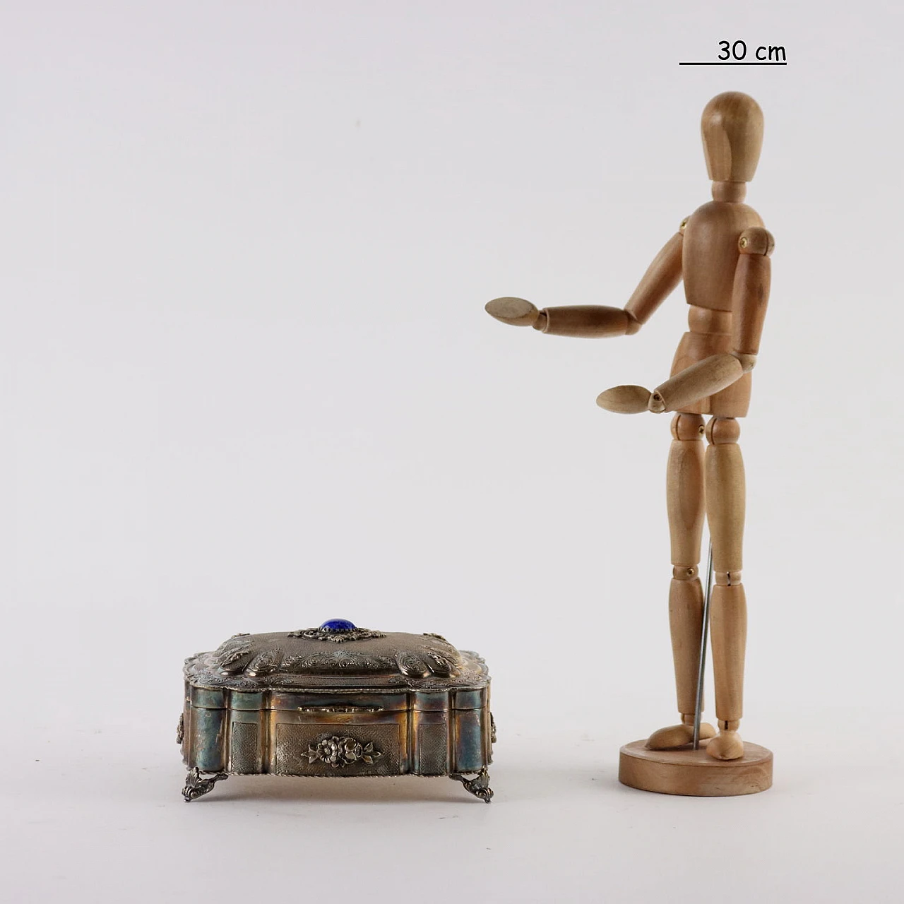 Engraved silver casket with plant motifs and blue stone 2