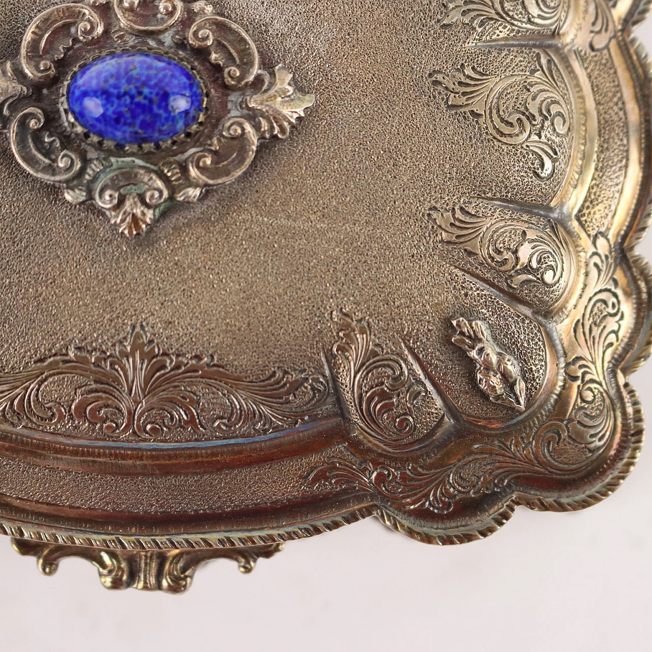 Engraved silver casket with plant motifs and blue stone 6