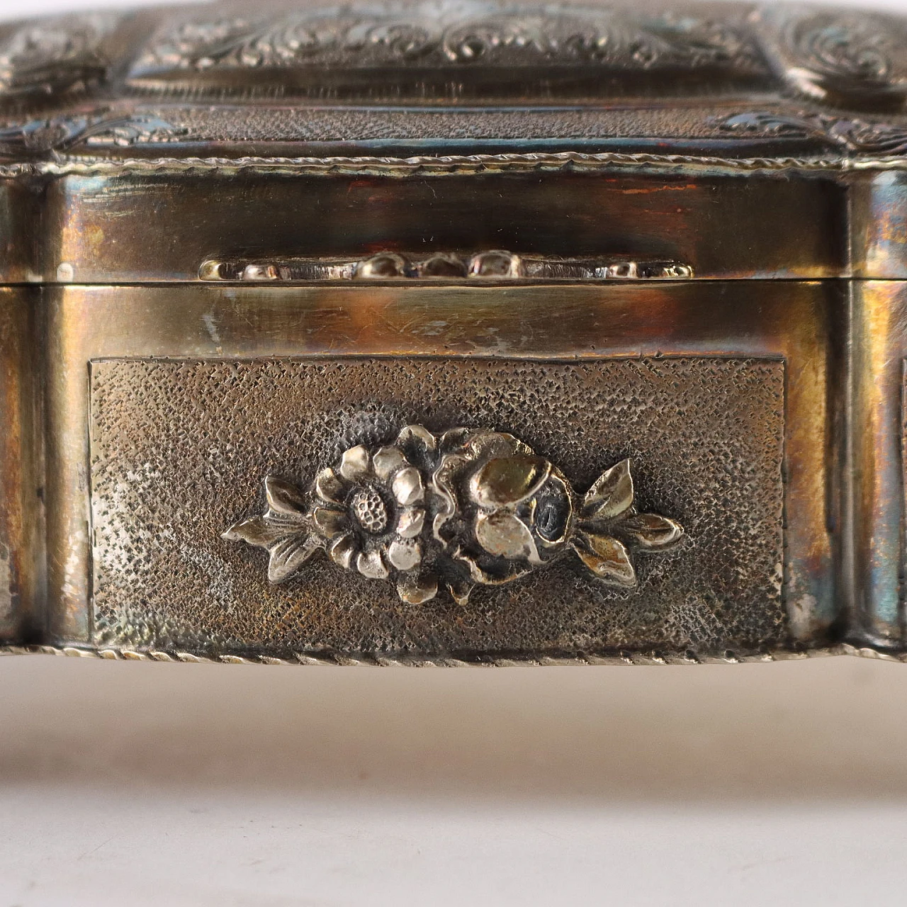 Engraved silver casket with plant motifs and blue stone 7