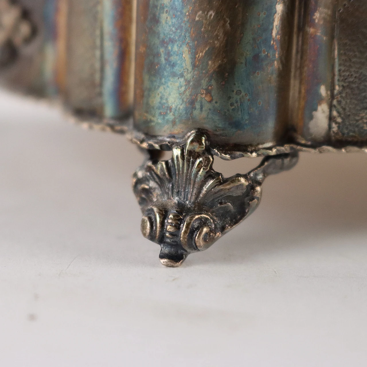 Engraved silver casket with plant motifs and blue stone 8