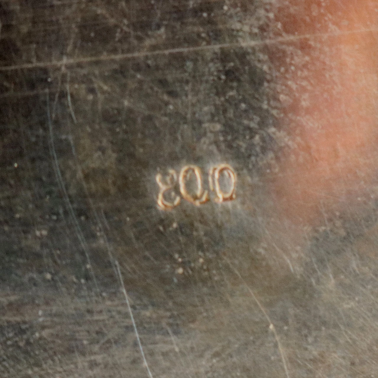 Engraved silver casket with plant motifs and blue stone 9