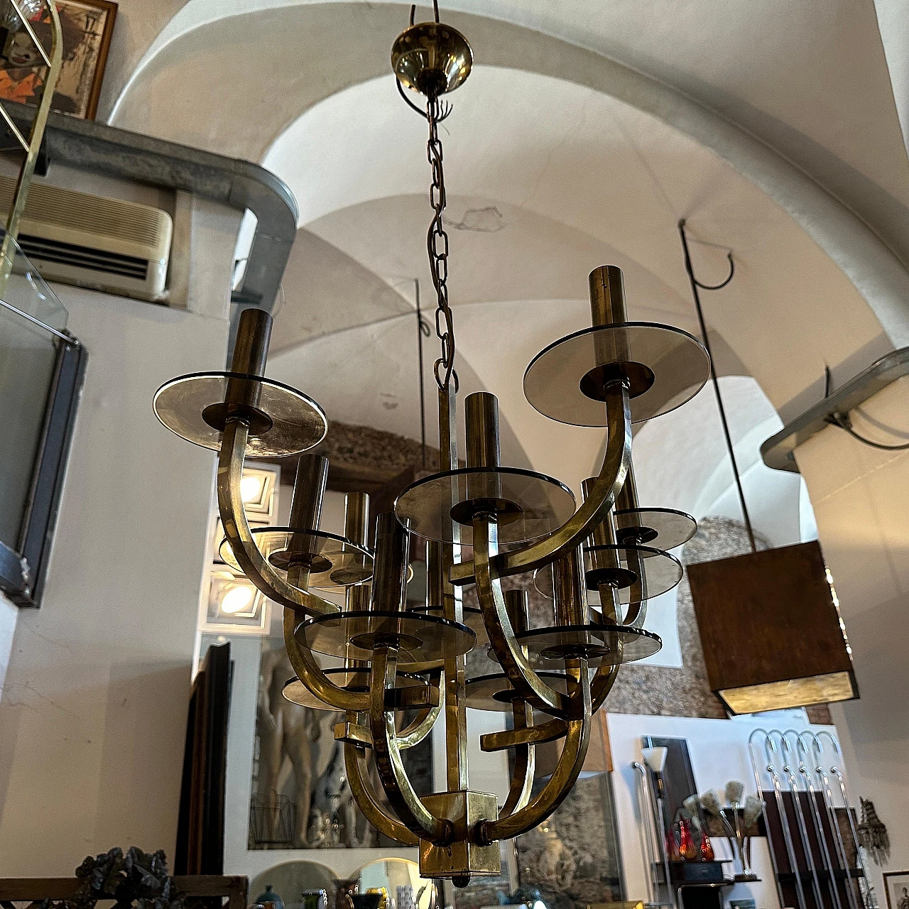 Lampadario a 12 luci in ottone e vetro fumé di G. Sciolari, anni '60 6