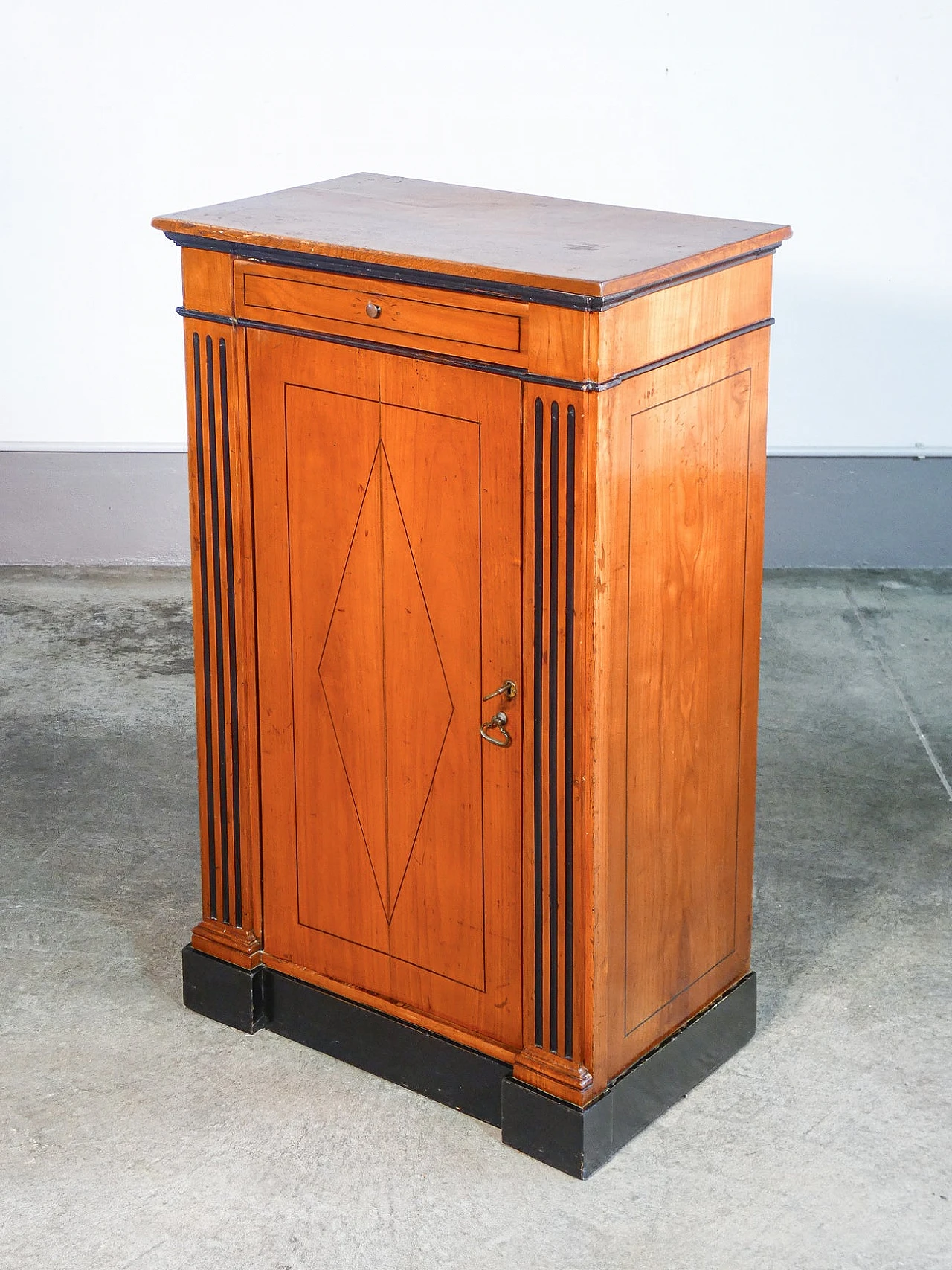 Credenza Luigi XVI in legno ciliegio con piano in noce, '800 1