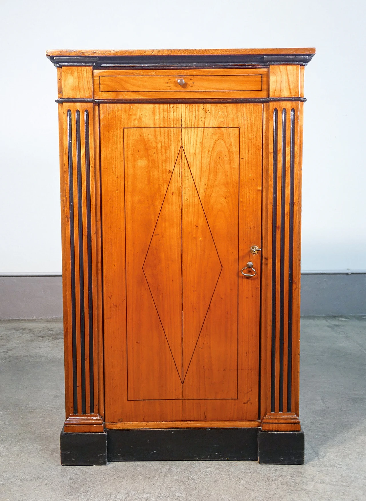 Credenza Luigi XVI in legno ciliegio con piano in noce, '800 4