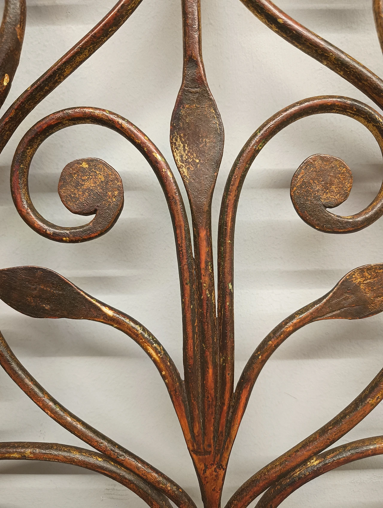 Wrought iron headboard painted with gold highlights, 19th century 5