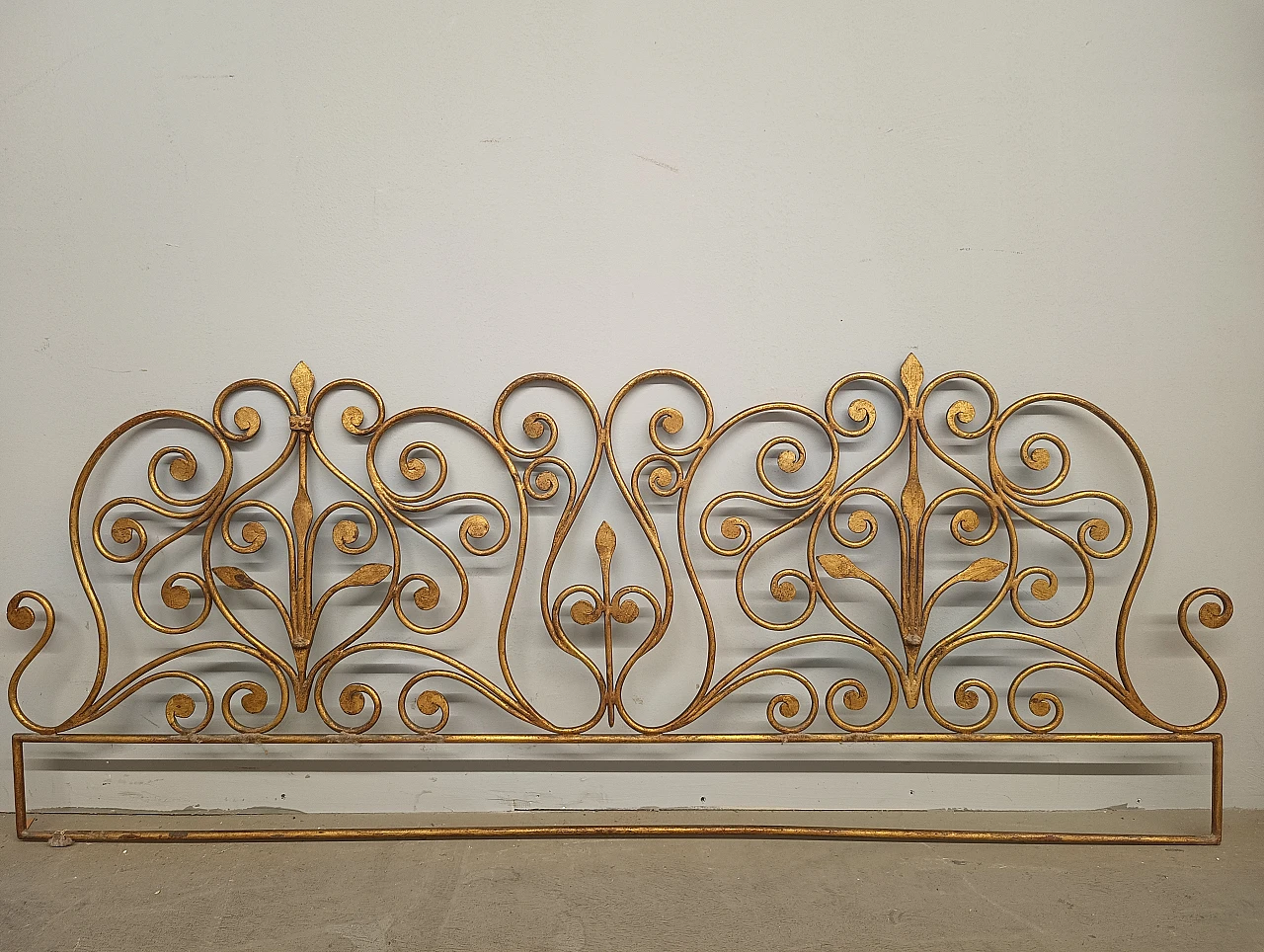 Wrought iron headboard painted with gold highlights, 19th century 6