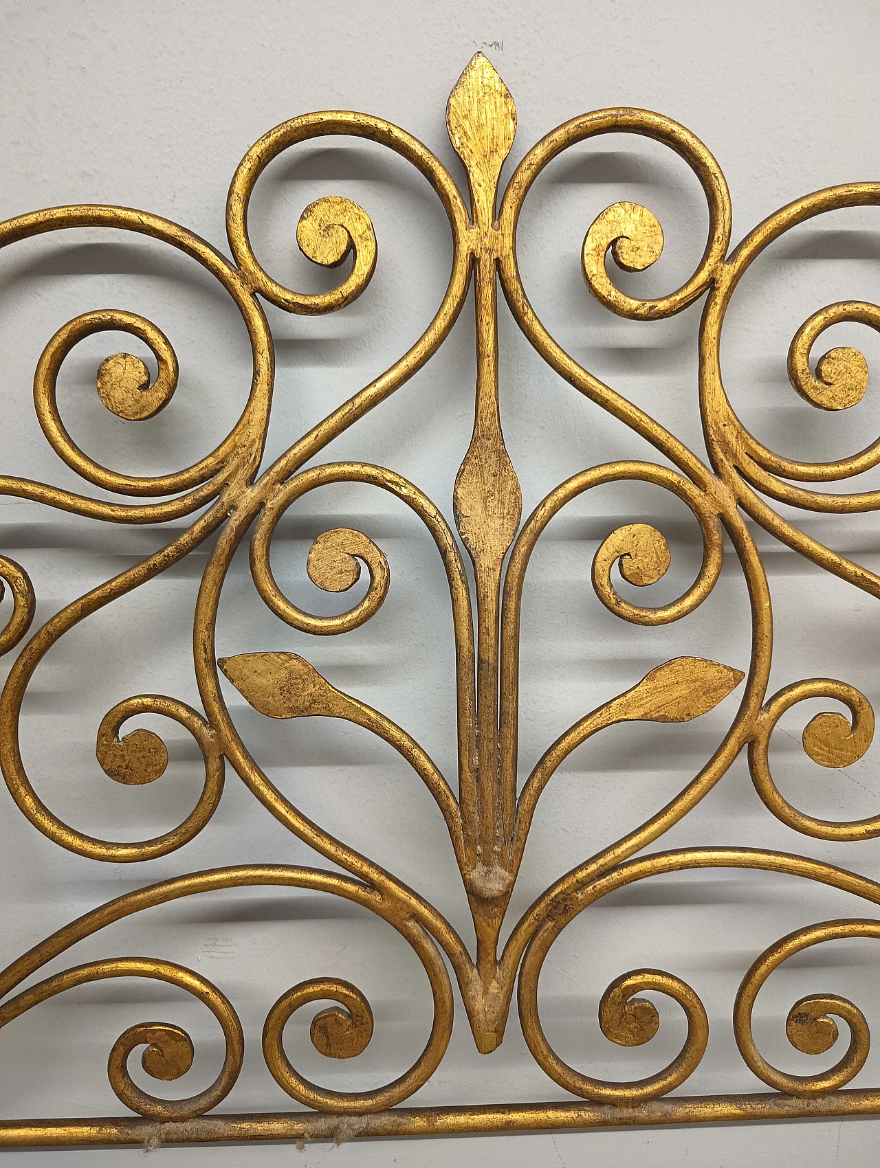 Wrought iron headboard painted with gold highlights, 19th century 7