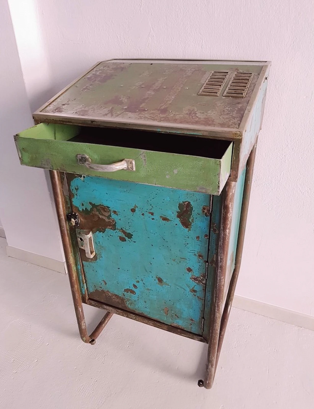 Mobiletto industriale in metallo con anta e cassetto, anni '50 2