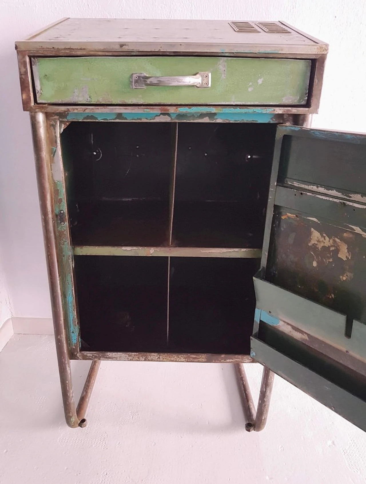 Mobiletto industriale in metallo con anta e cassetto, anni '50 3