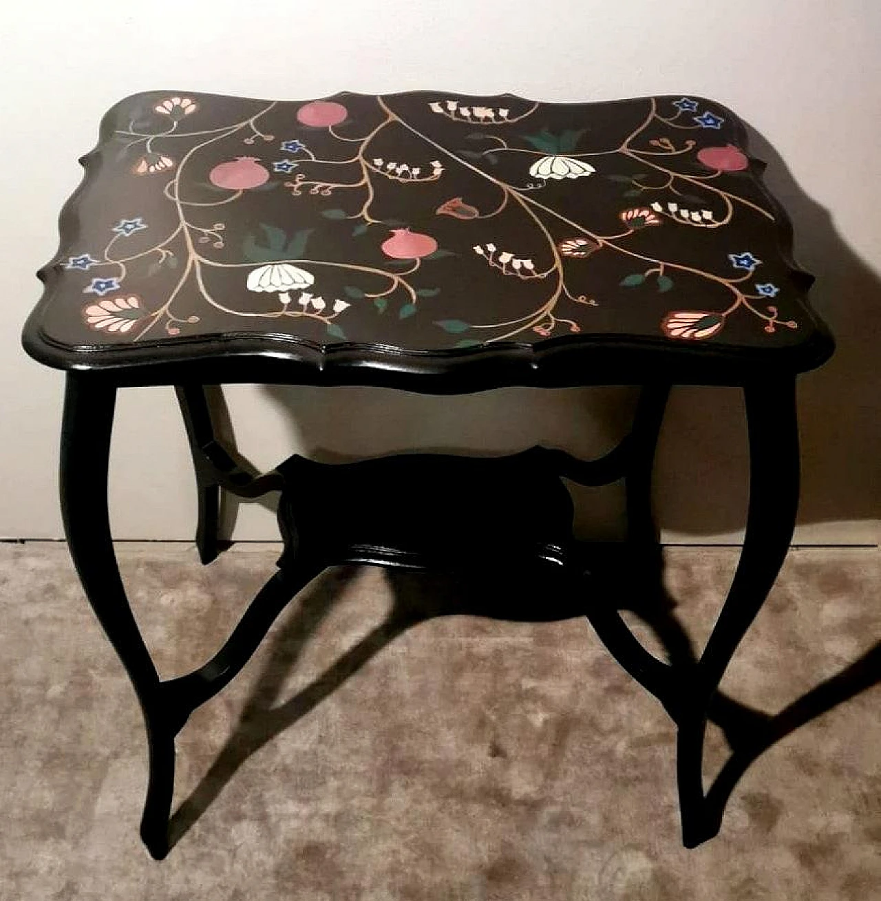 Chippendale style tea table in ebonized wood with flower motifs 4