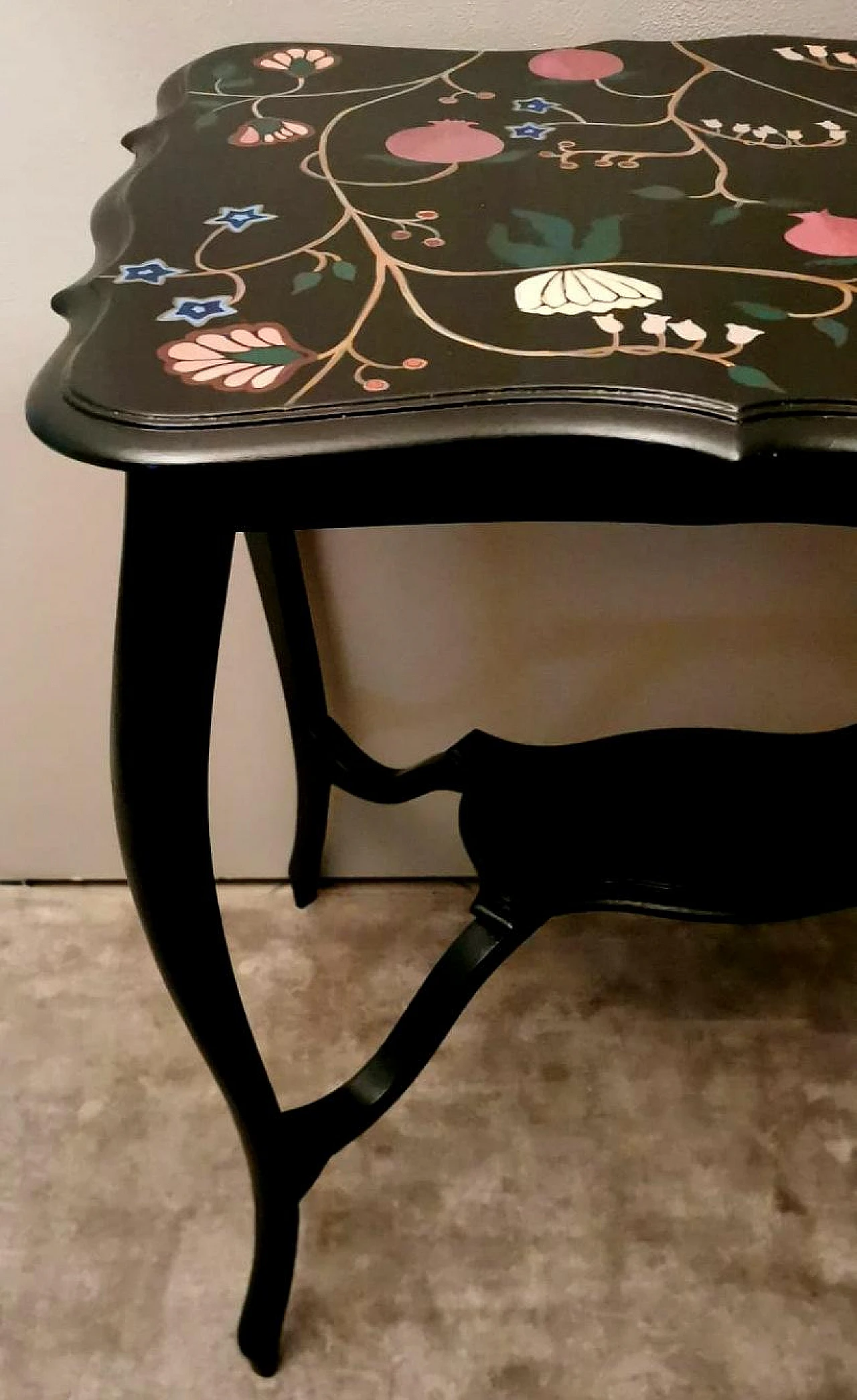 Chippendale style tea table in ebonized wood with flower motifs 5