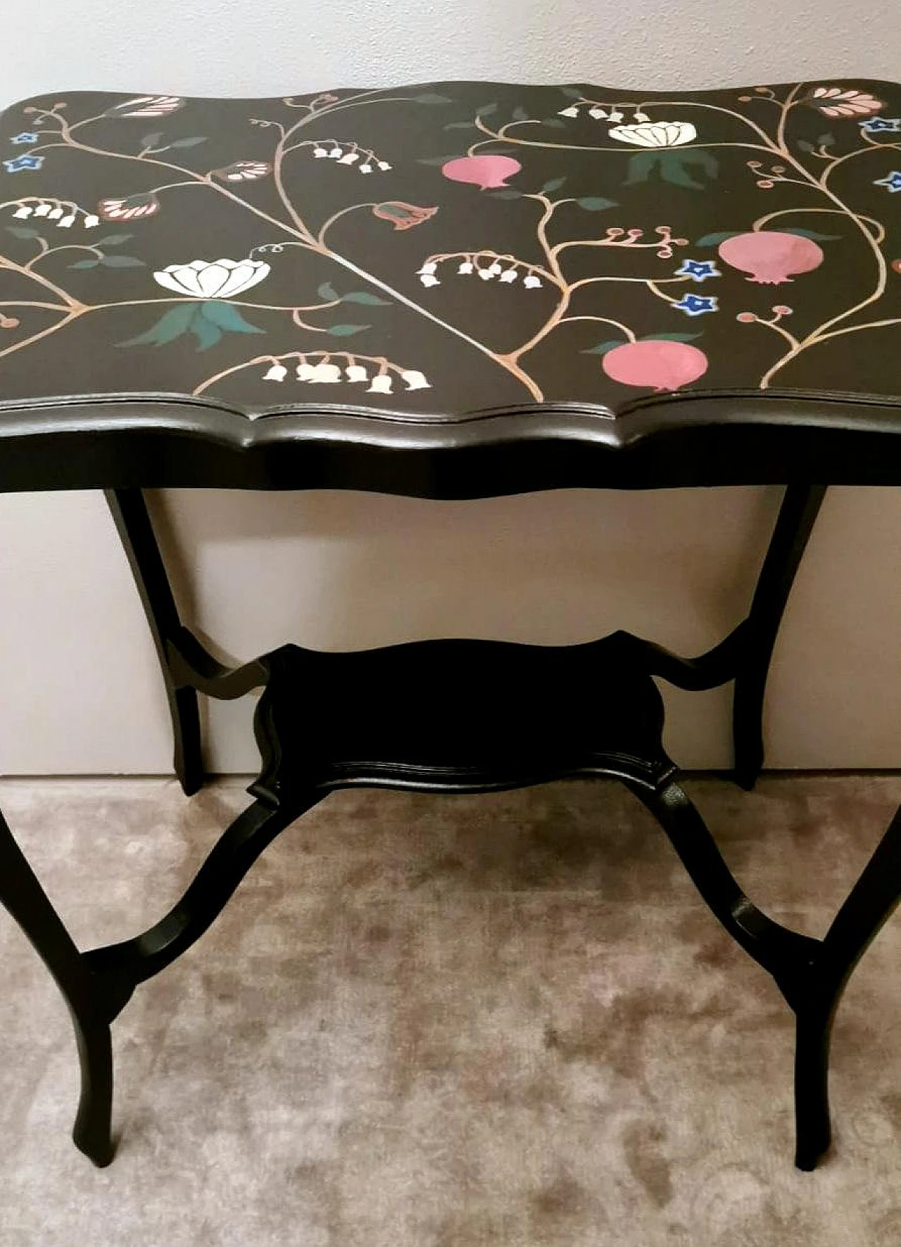 Chippendale style tea table in ebonized wood with flower motifs 6