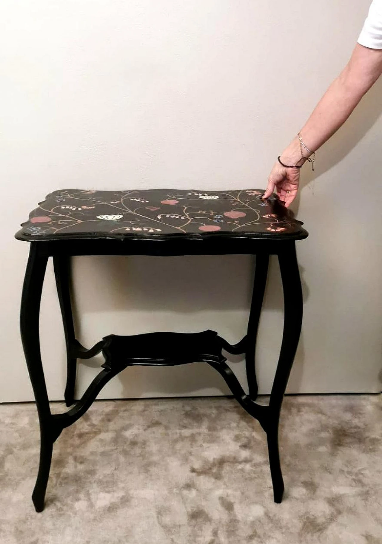 Chippendale style tea table in ebonized wood with flower motifs 20